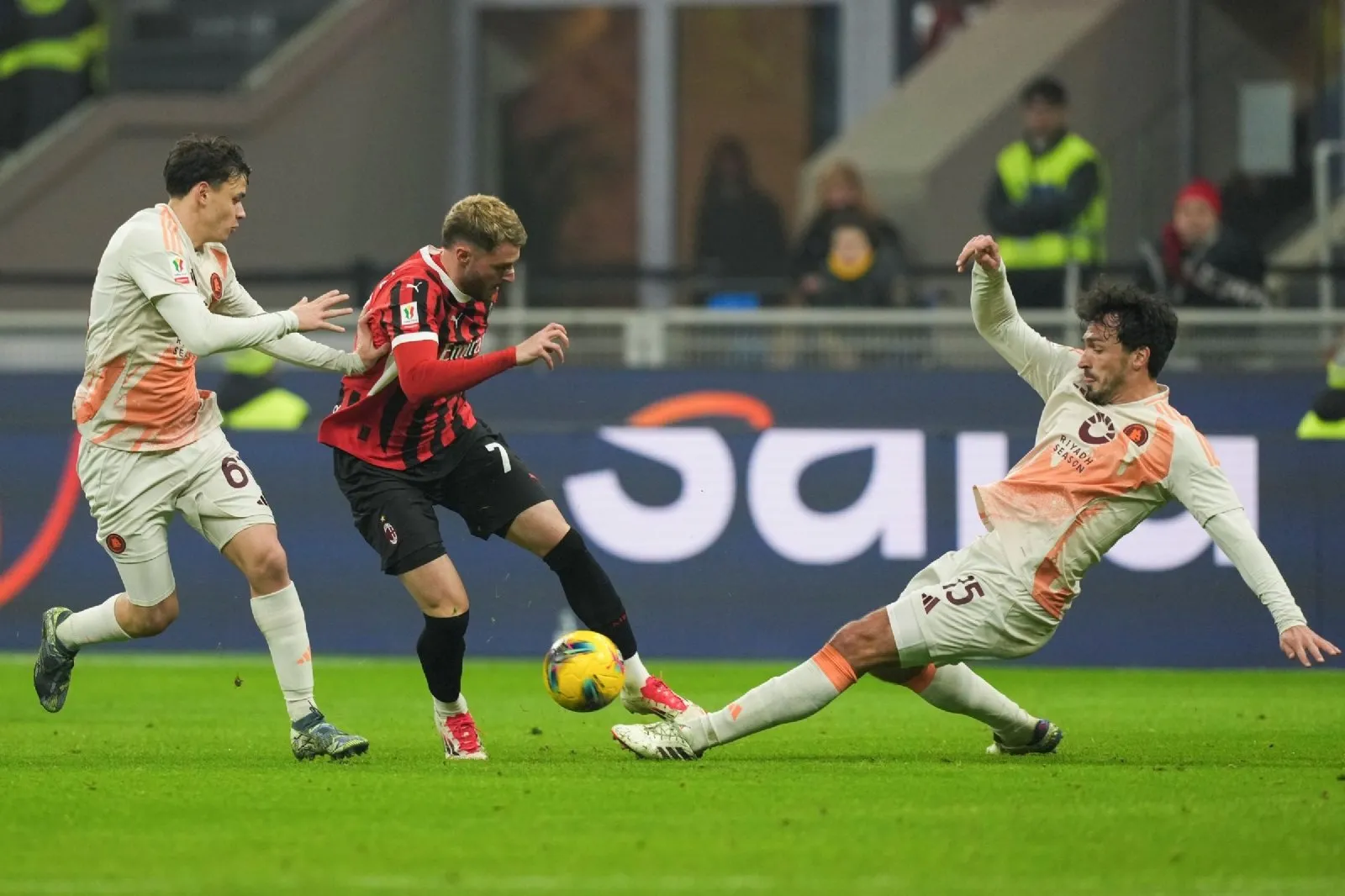 Santiago Giménez aporta asistencia en debut con el Milan para avanzar a semis de Copa Italia (Video)