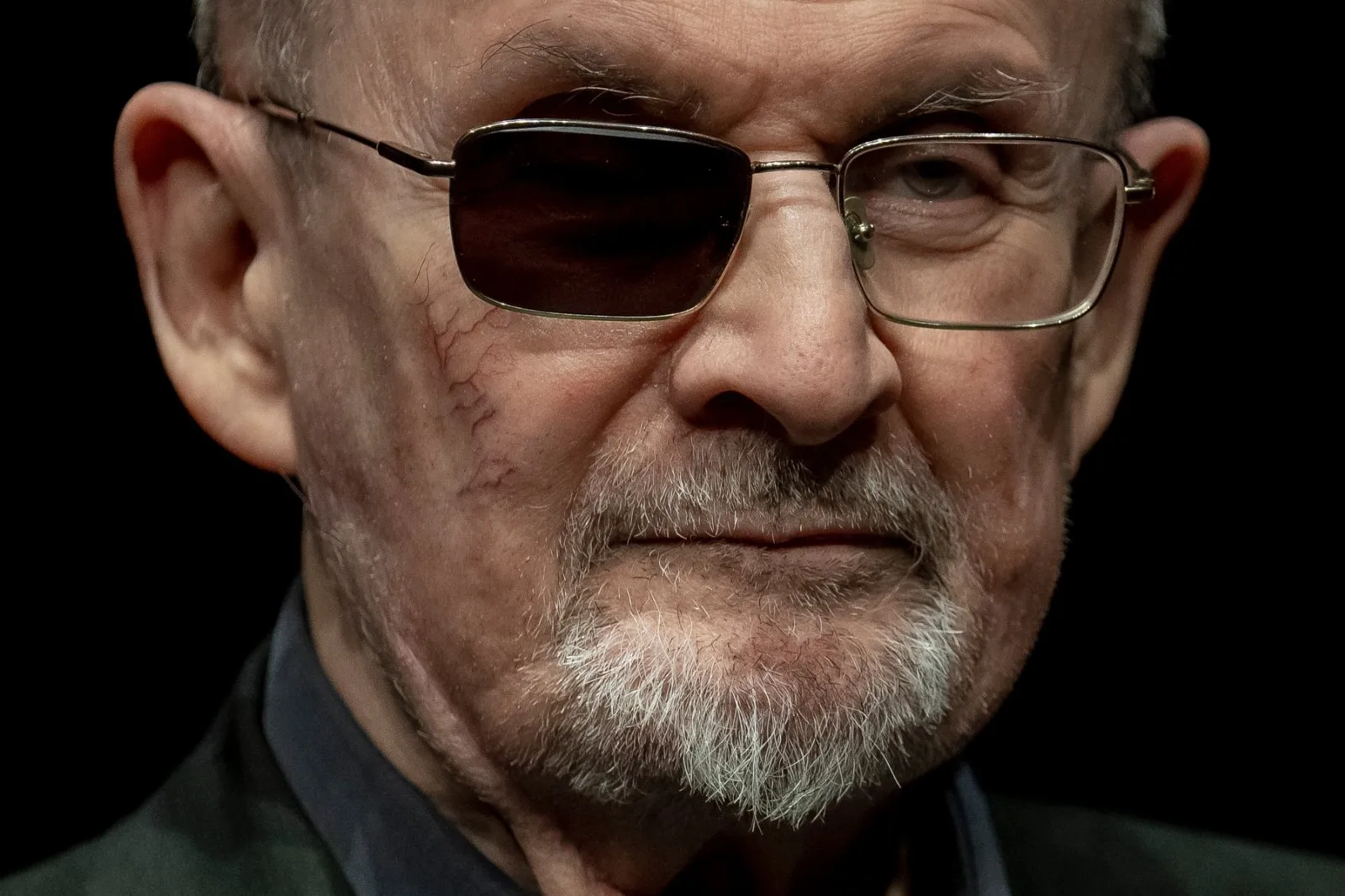 Salman Rushdie relata ante la corte su asombro y dolor al ser atacado en el escenario en 2022