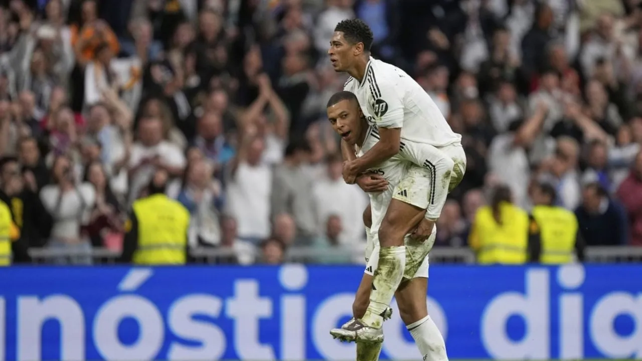 Mbappé marca dos veces y Madrid gana para estar a 4 puntos del Barça antes del "Clásico"