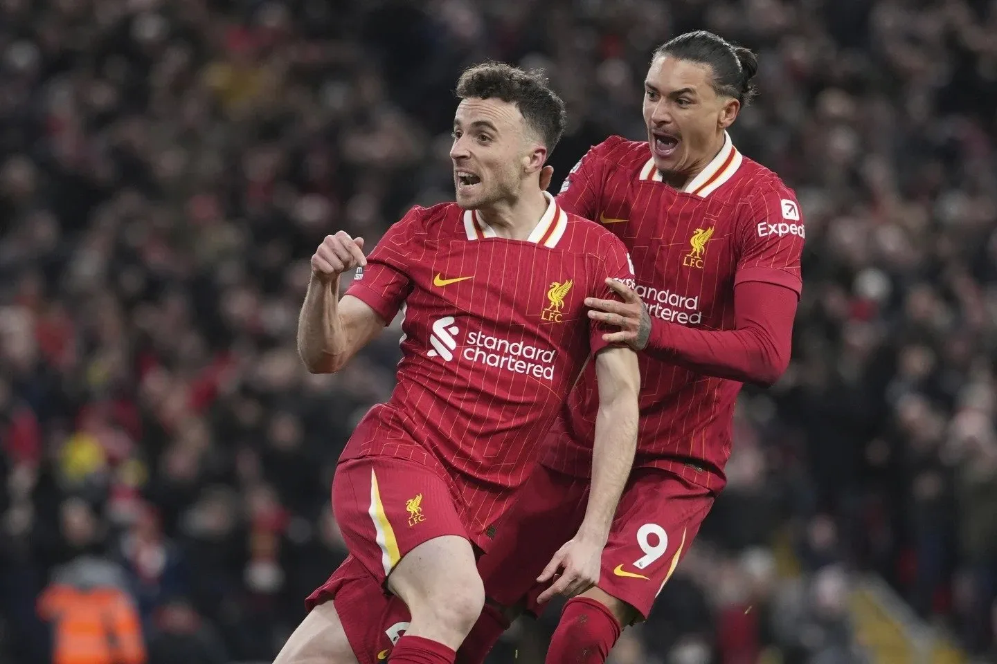 Liverpool, pese a tener un hombre menos, empató 2-2 contra el Fulham