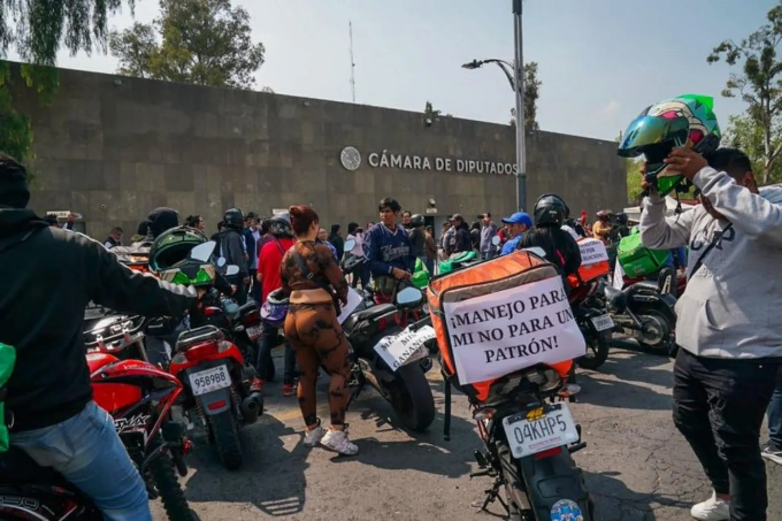 “No te metas con mis ganancias”: repartidores de comida por aplicación protestan frente a la Cámara