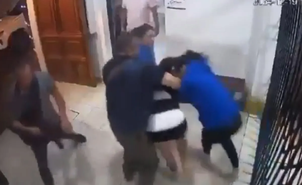 Graban agresión de María Elena Ríos contra una mujer; cruzan acusaciones de violencia (Video)