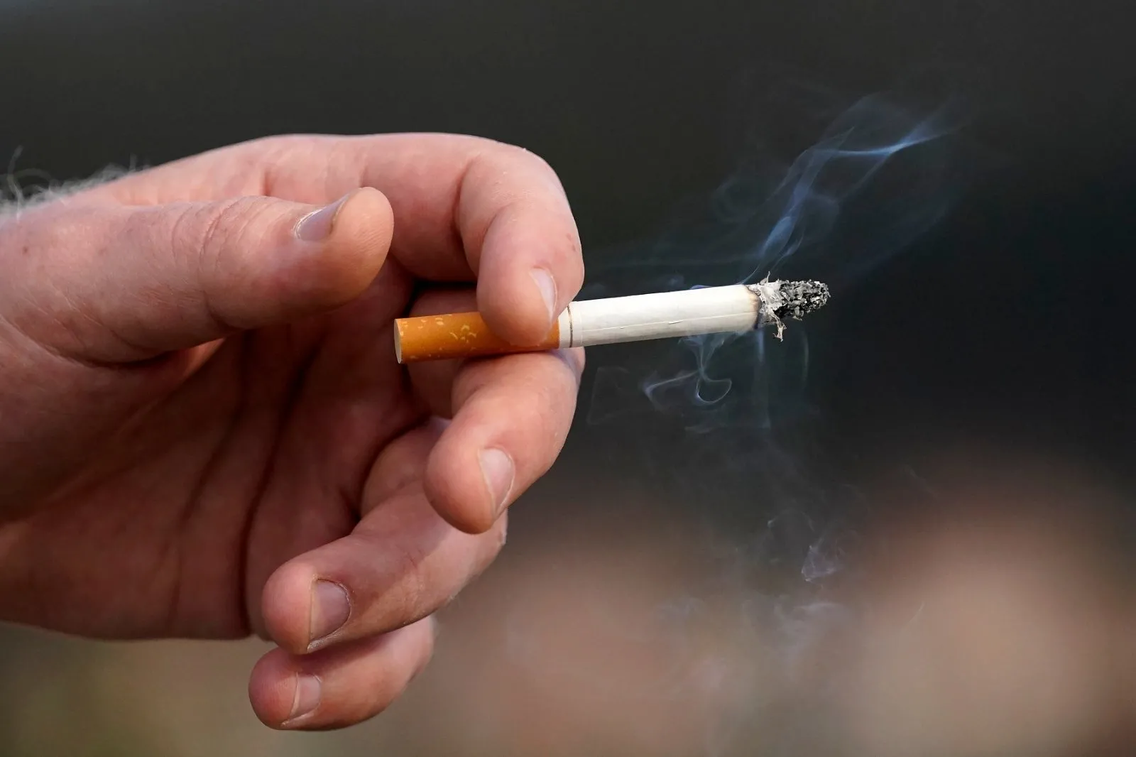 La FDA propone plan para hacer que los cigarros sean menos adictivos; su destino depende de Trump