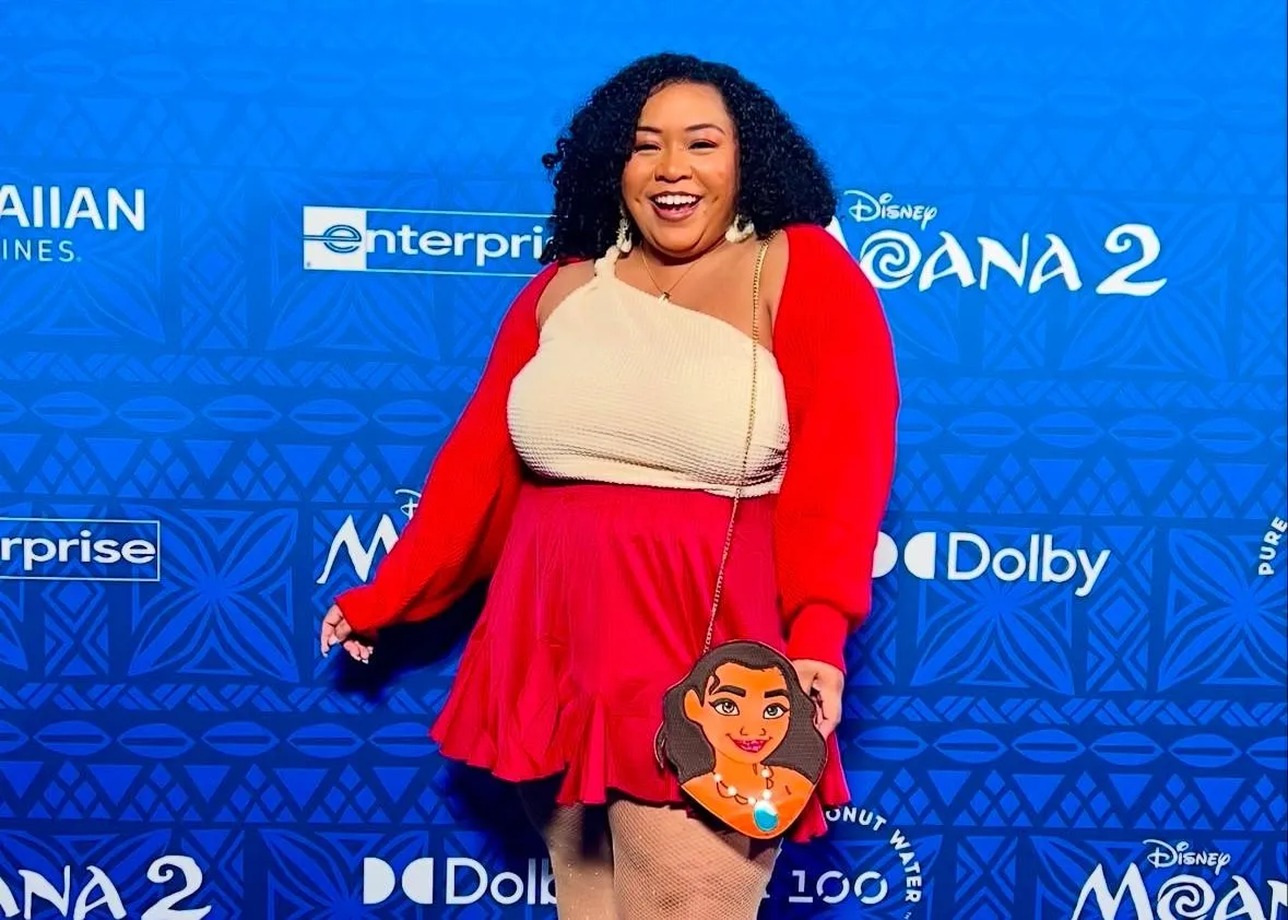 Dominique Brown, influencer inspirada en Disney, muere por reacción alérgica en pleno evento