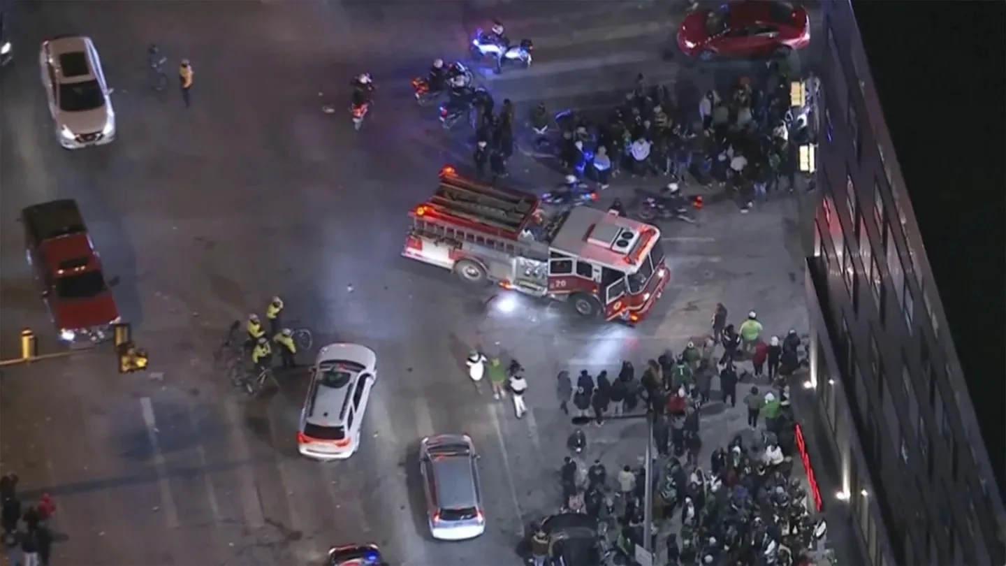 Automóvil se estrelló contra una multitud en Filadelfia tras el partido de playoffs de los Eagles