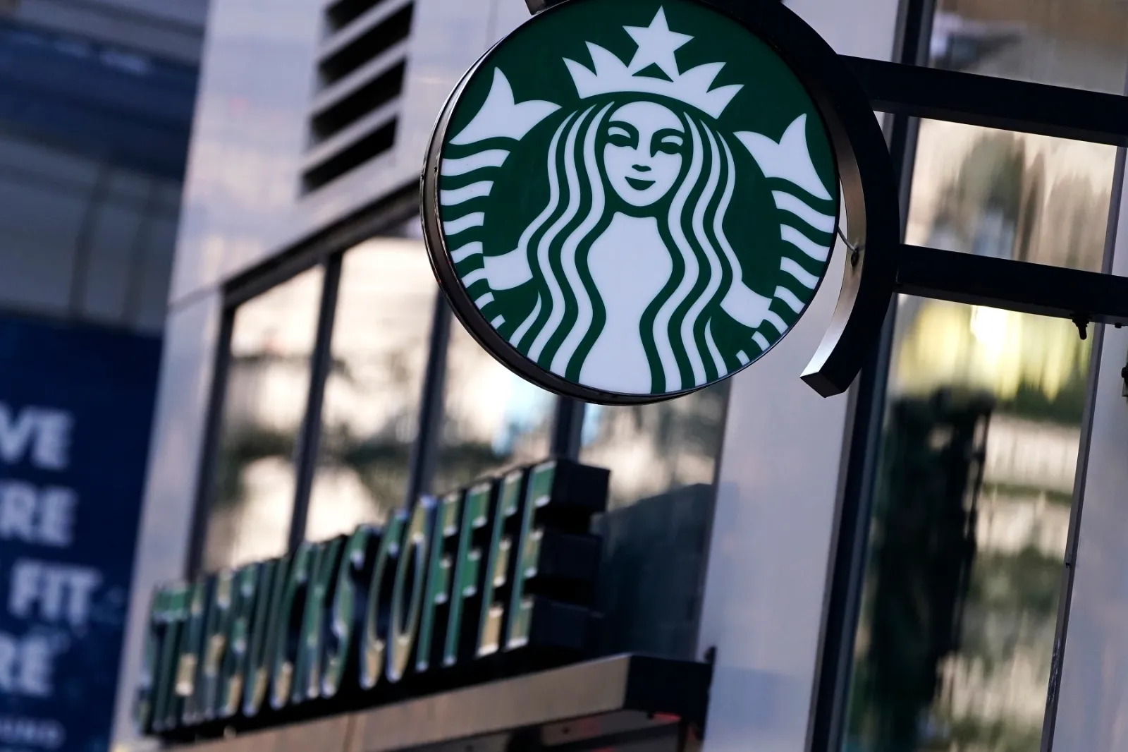 Starbucks eliminará mil 100 empleos corporativos a nivel global