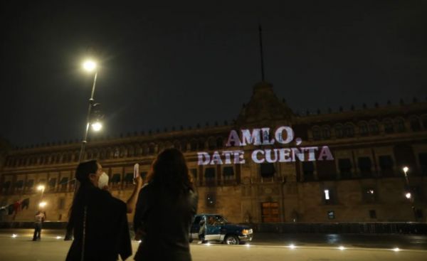 Feministas vuelven a proyectar mensaje en Palacio Nacional