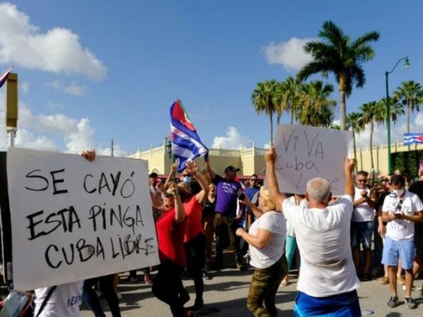 Presidente de Cuba llama a enfrentamiento contra manifestantes.