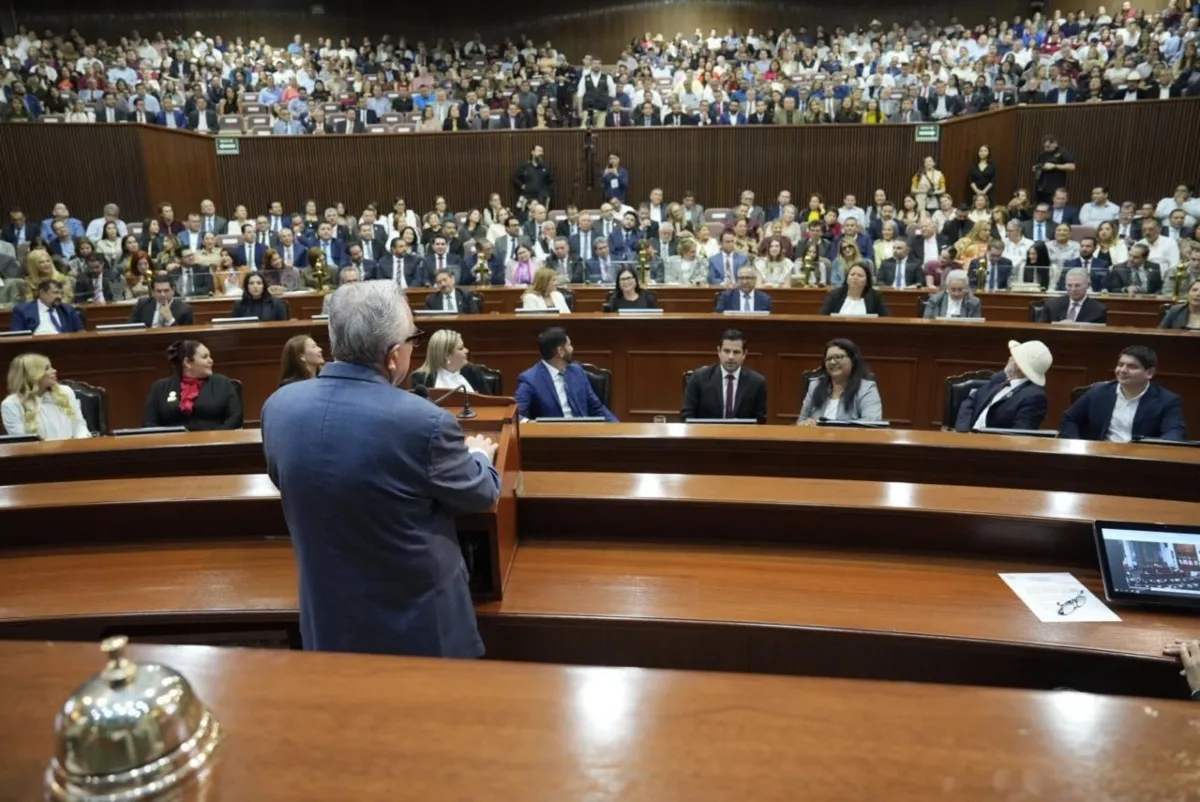 Rubén Rocha Moya rinde su tercer informe protegido por tres anillos de seguridad