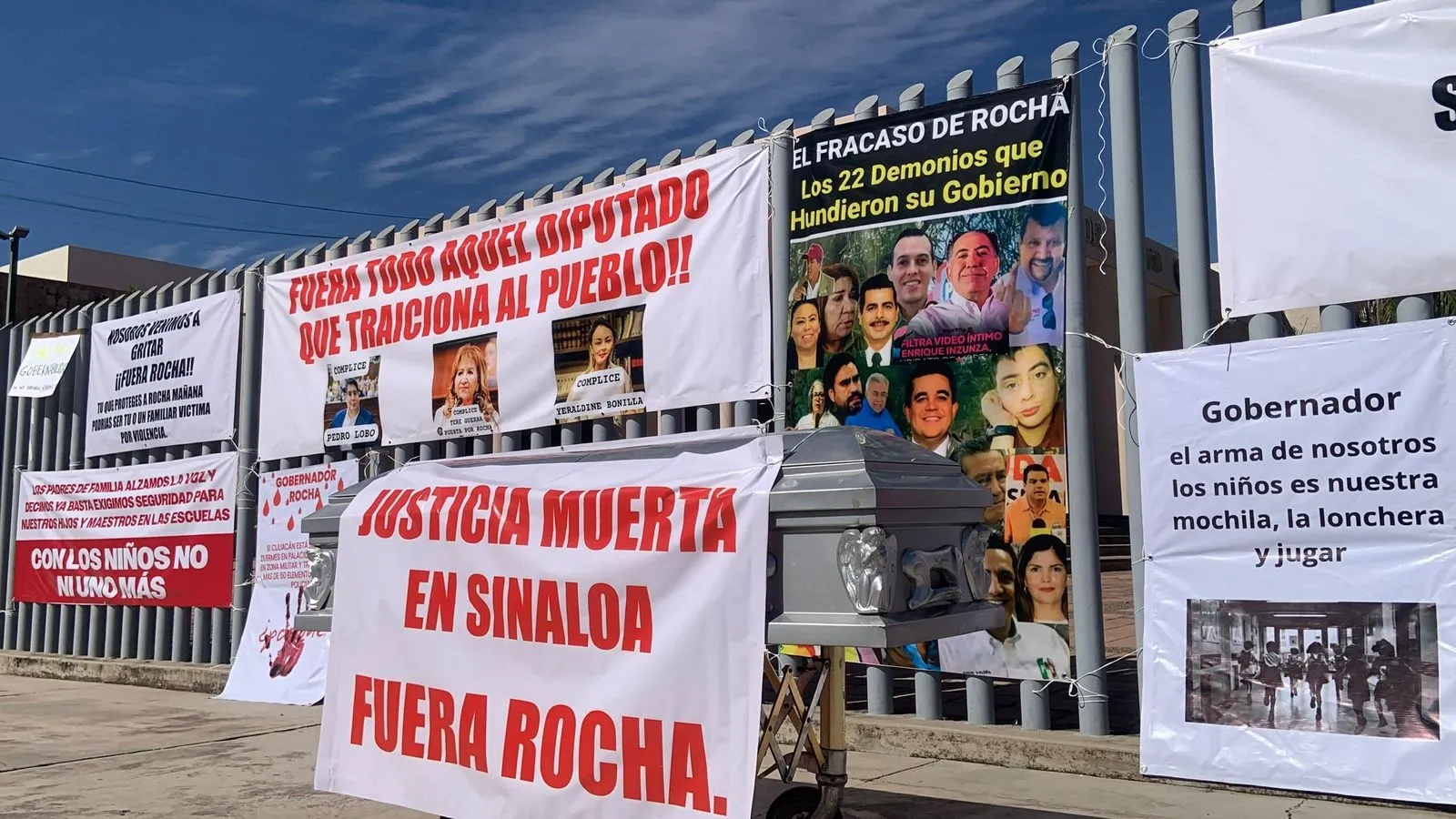 Ciudadanos irrumpen en el Congreso de Sinaloa en protesta contra Rocha Moya