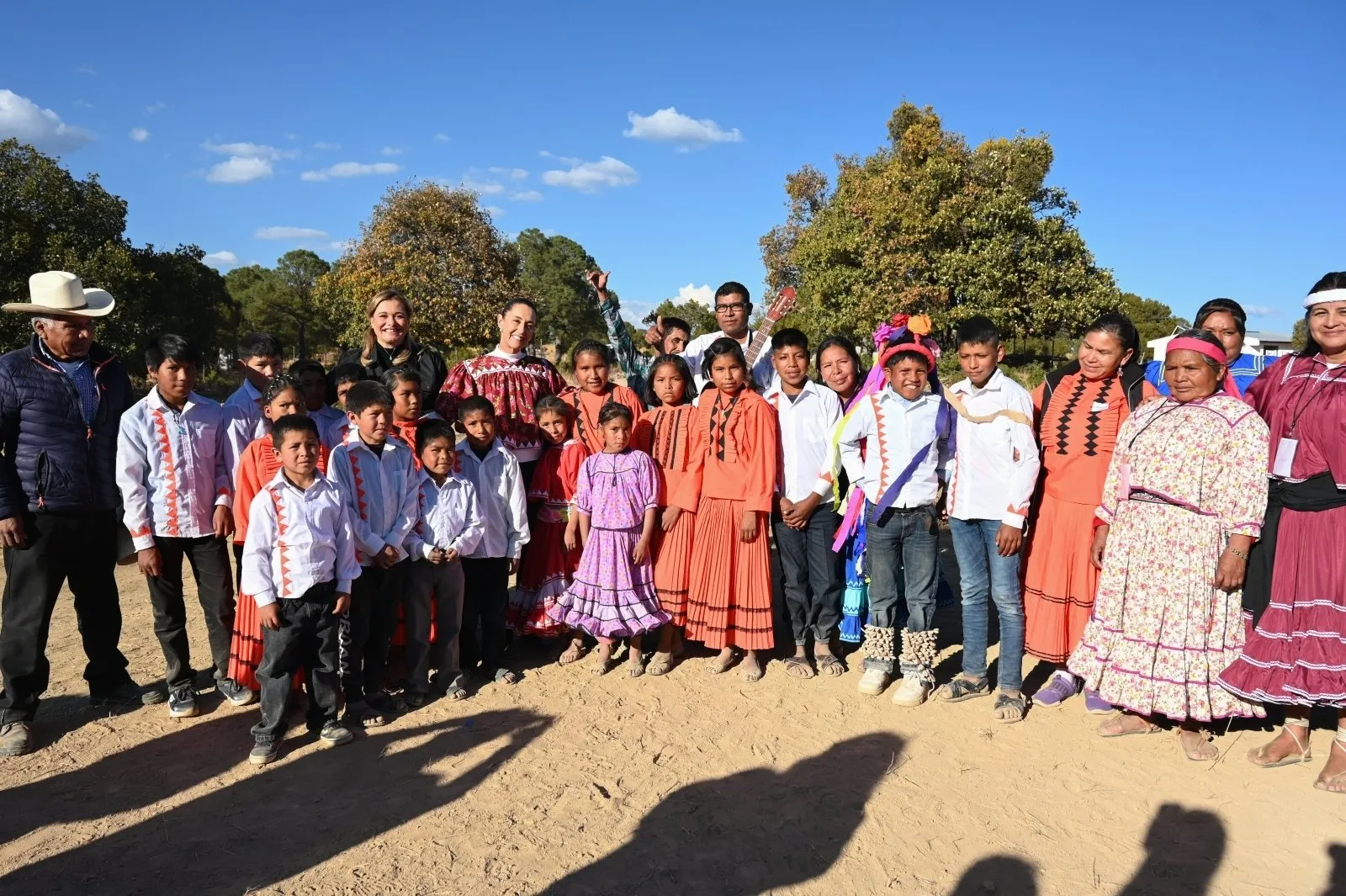 Sheinbaum firma decretos para restituir tierras a pueblos originarios de Chihuahua