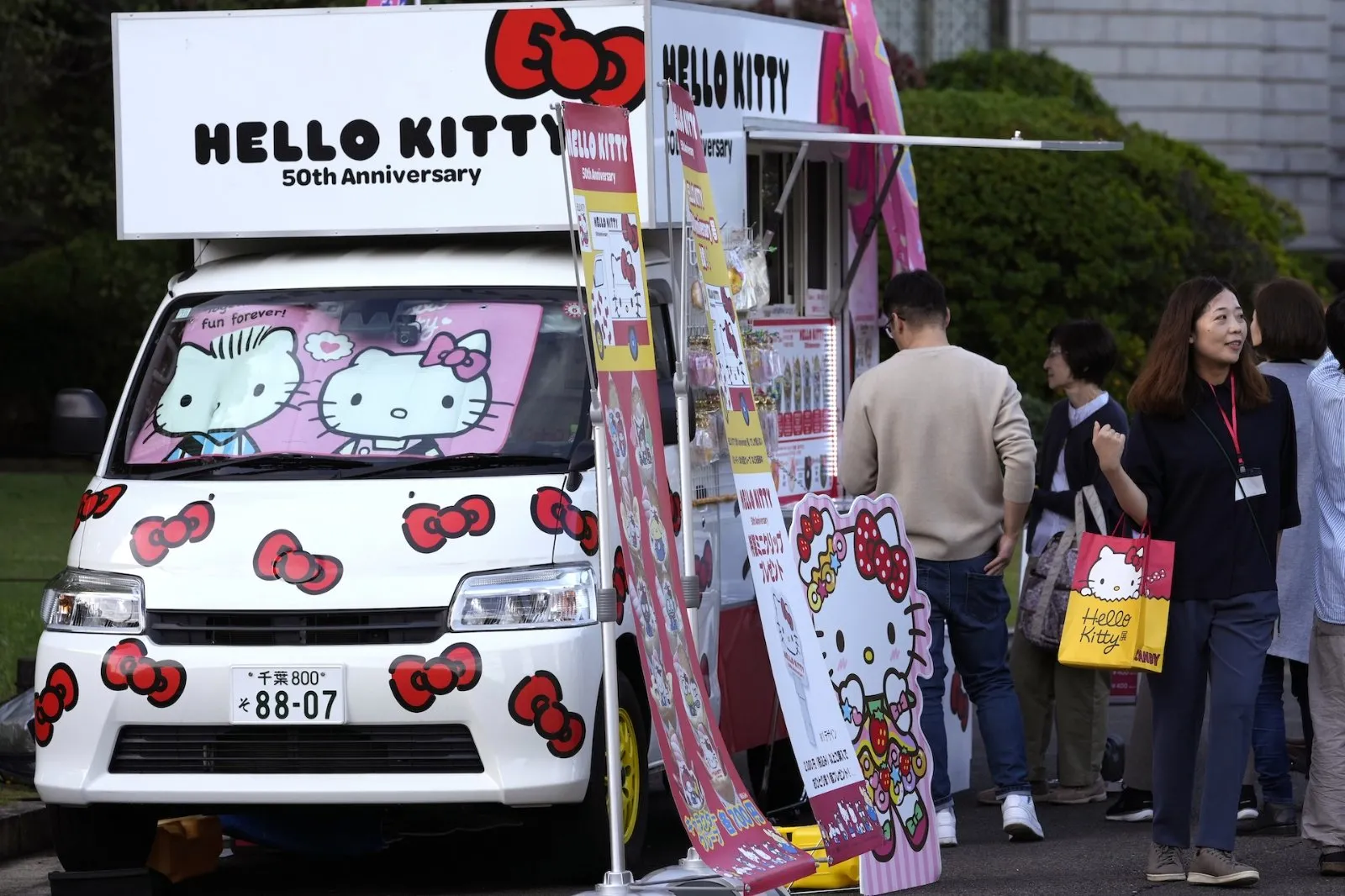 A los 50, Hello Kitty es tan "kawaii" y lucrativa como siempre