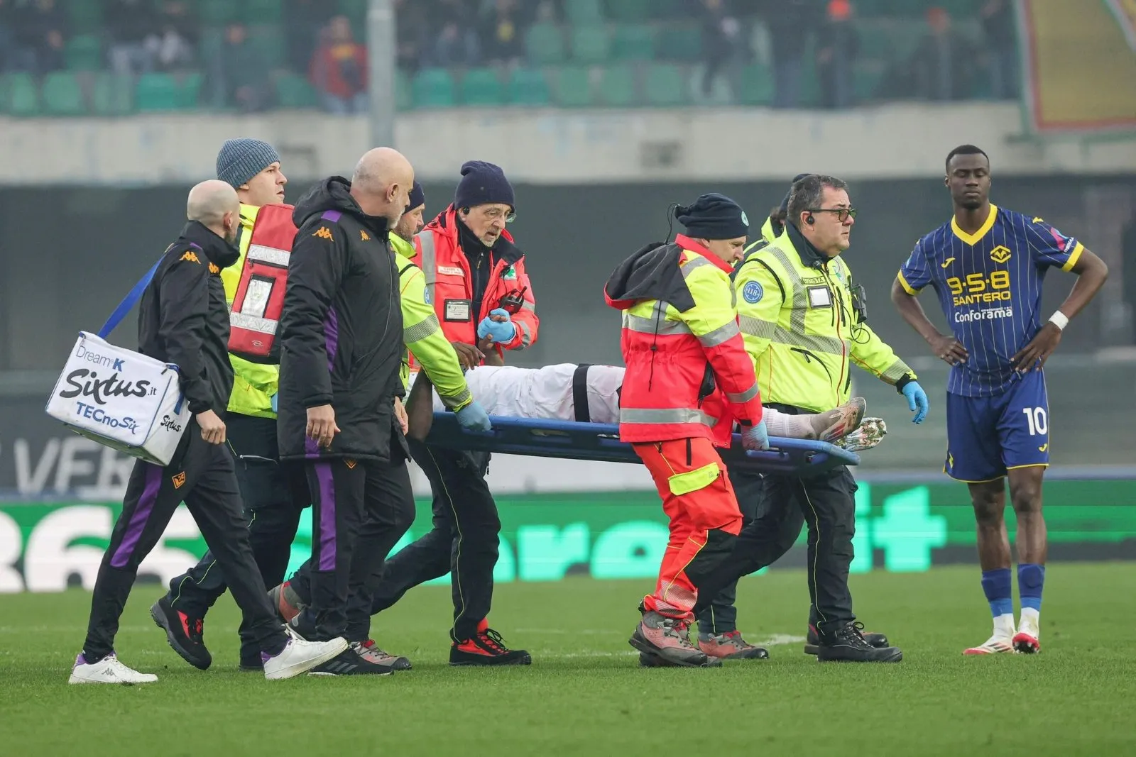 Moise Kean, delantero de la Fiorentina, recibe el alta médica tras desplomarse en un partido (Video)