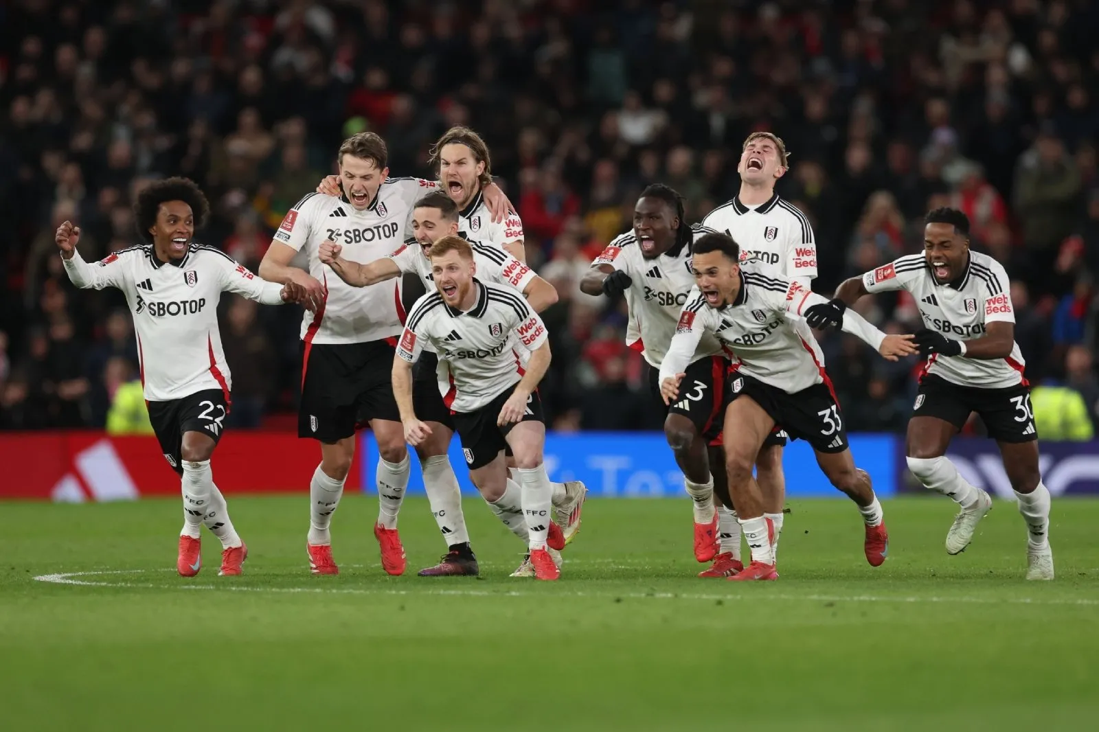 El Fulham eliminó al Manchester United de la FA Cup; Raúl Jiménez anotó en ronda de penaltis (Video)