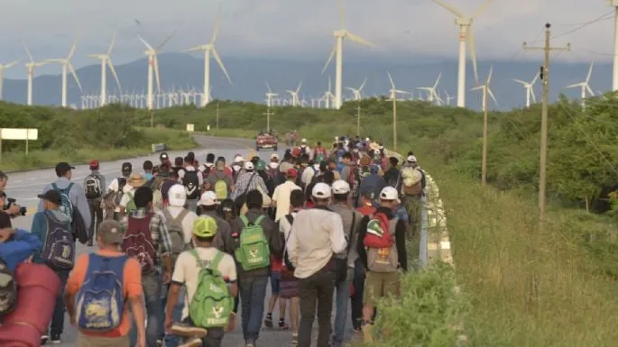 Automóvil arrolla a una caravana de migrantes en Oaxaca; mueren tres