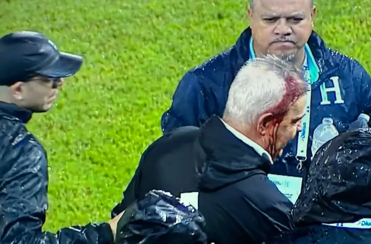 Descalabran al "Vasco" Aguirre al finalizar el partido México-Honduras (Videos)