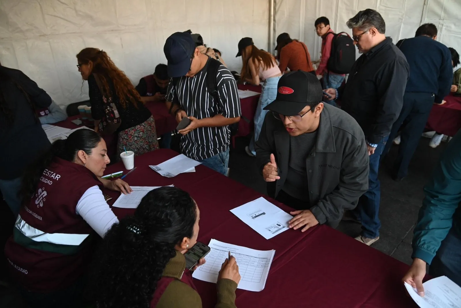 Brugada entrega becas de transporte para universitarios. ¿A cuánto ascienden?