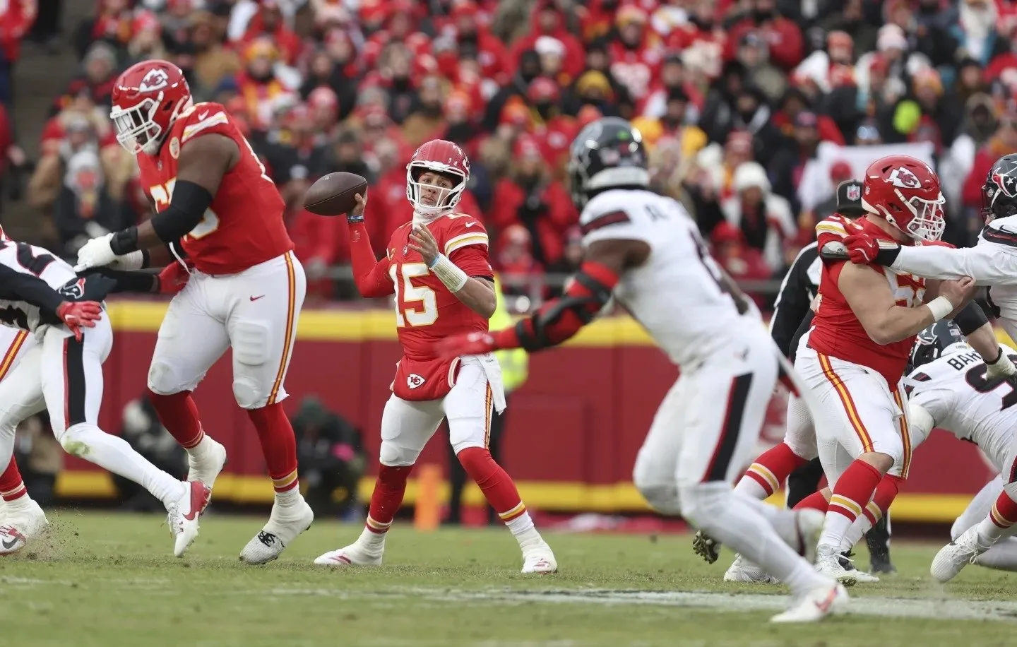 Mahomes y Kelce ayudan a los Chiefs a obtener una victoria de 23-14 sobre los Texans