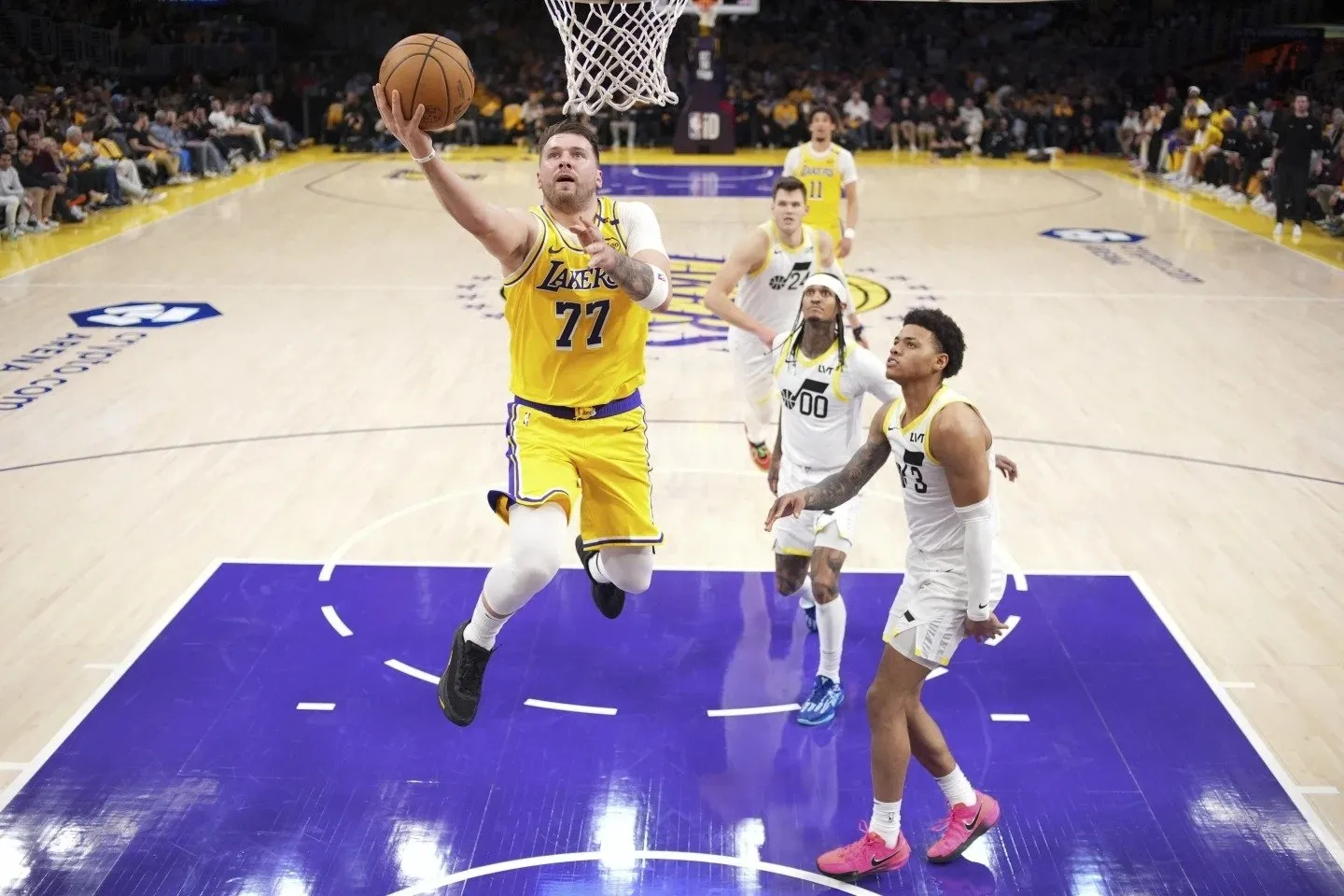 Luka Doncic debuta con los Lakers y conecta con LeBron James en la victoria por 132-113 sobre Utah