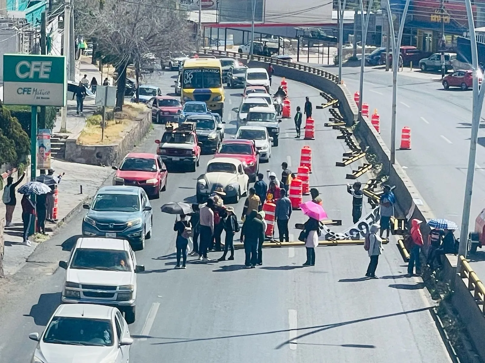 Maestros de Zacatecas bloquean carreteras y accesos a cabeceras municipales