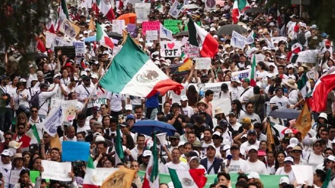 Estudiantes de la UNAM marchan contra la reforma judicial de AMLO