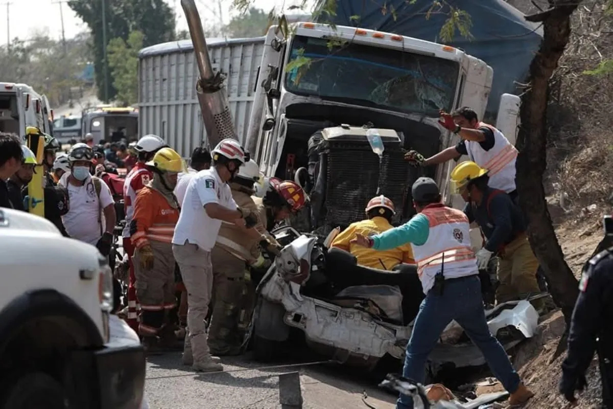 Choca autobús con estudiantes de preparatoria en Chiapas; hay 30 heridos