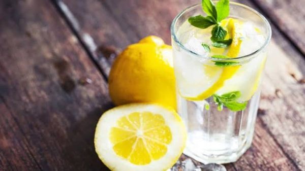 Agua con limón en ayunas para bajar de peso, ¿Verdad o mito?