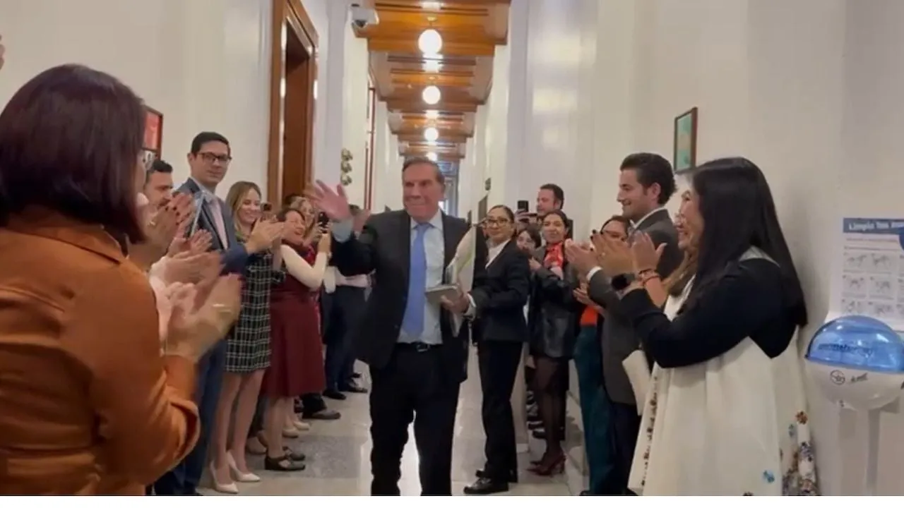 Rinden tributo con aplausos y porras a ministros salientes de la Suprema Corte (Video)