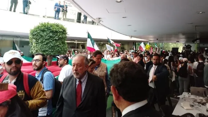 Manifestantes logran ingresar al Senado; suspenden la discusión de la reforma judicial (Videos)