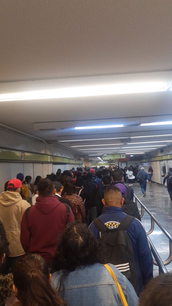 Reportan retraso de servicio en Metro CDMX