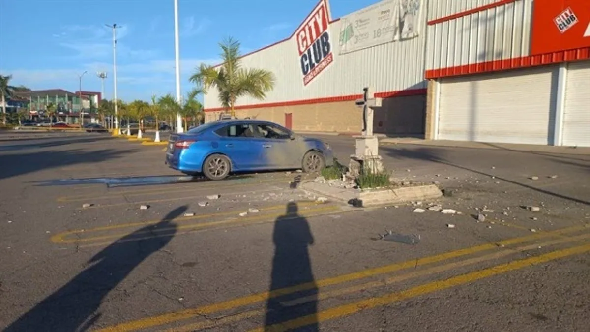 Explota auto junto al cenotafio del hijo de “El Chapo” y asesinan a dos policías de Culiacán