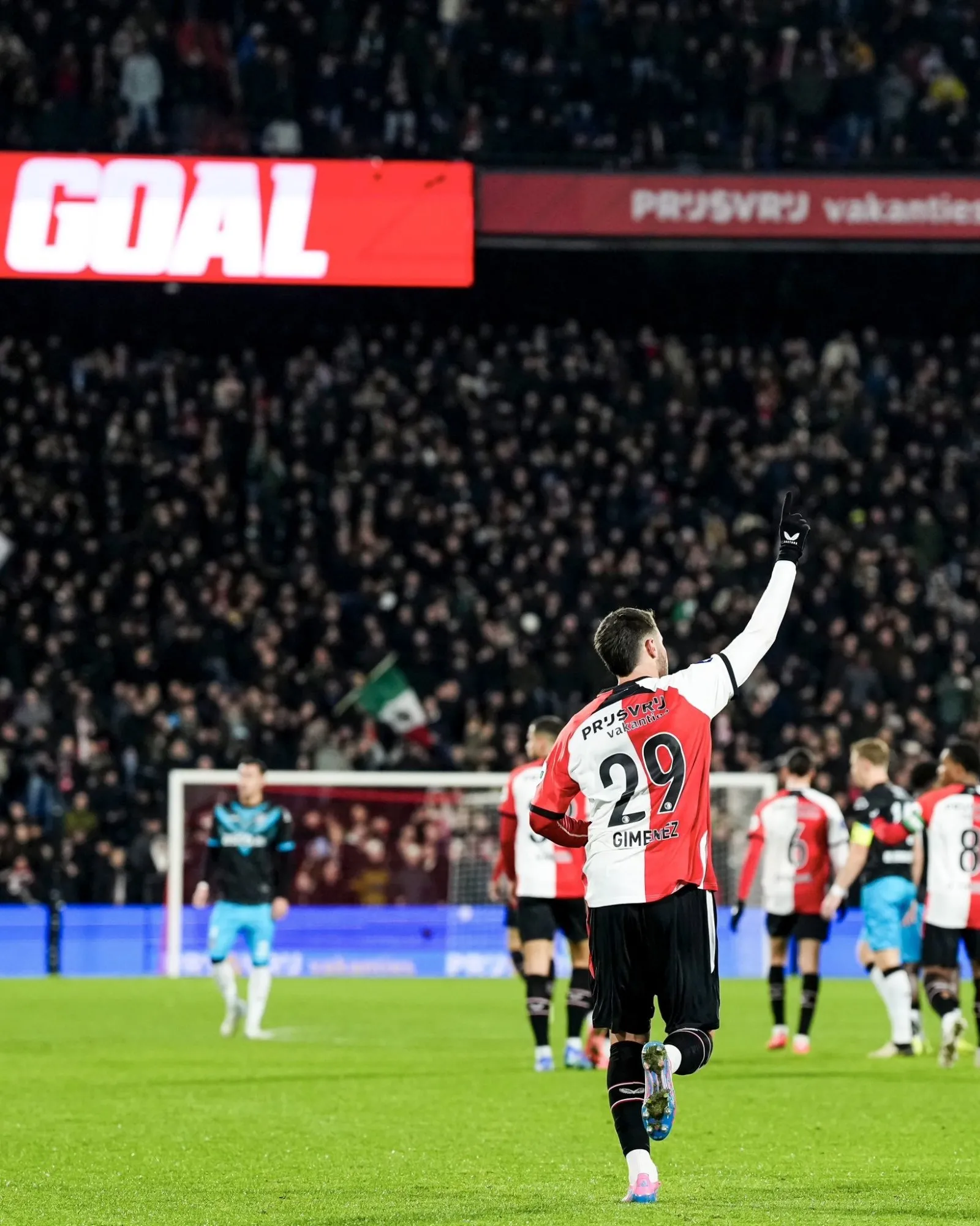 Santiago Giménez anota tres goles en la goleada 5-2 del Feyenoord al Heracles (Videos)