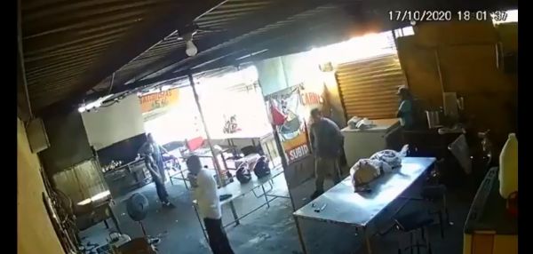 Empleado de pollería asesina a presunto extorsionador en Nuevo León
