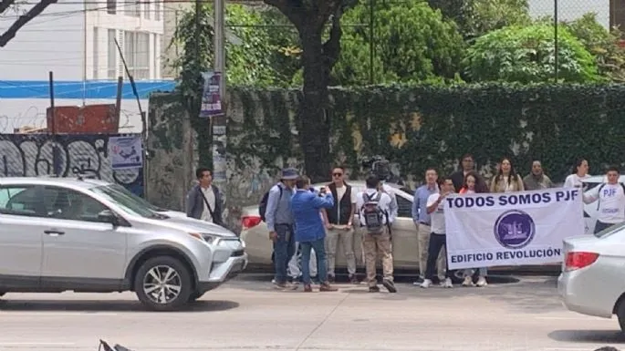 Trabajadores del PJF protestan contra la reforma afuera de la sede de la plenaria de Morena (Video)