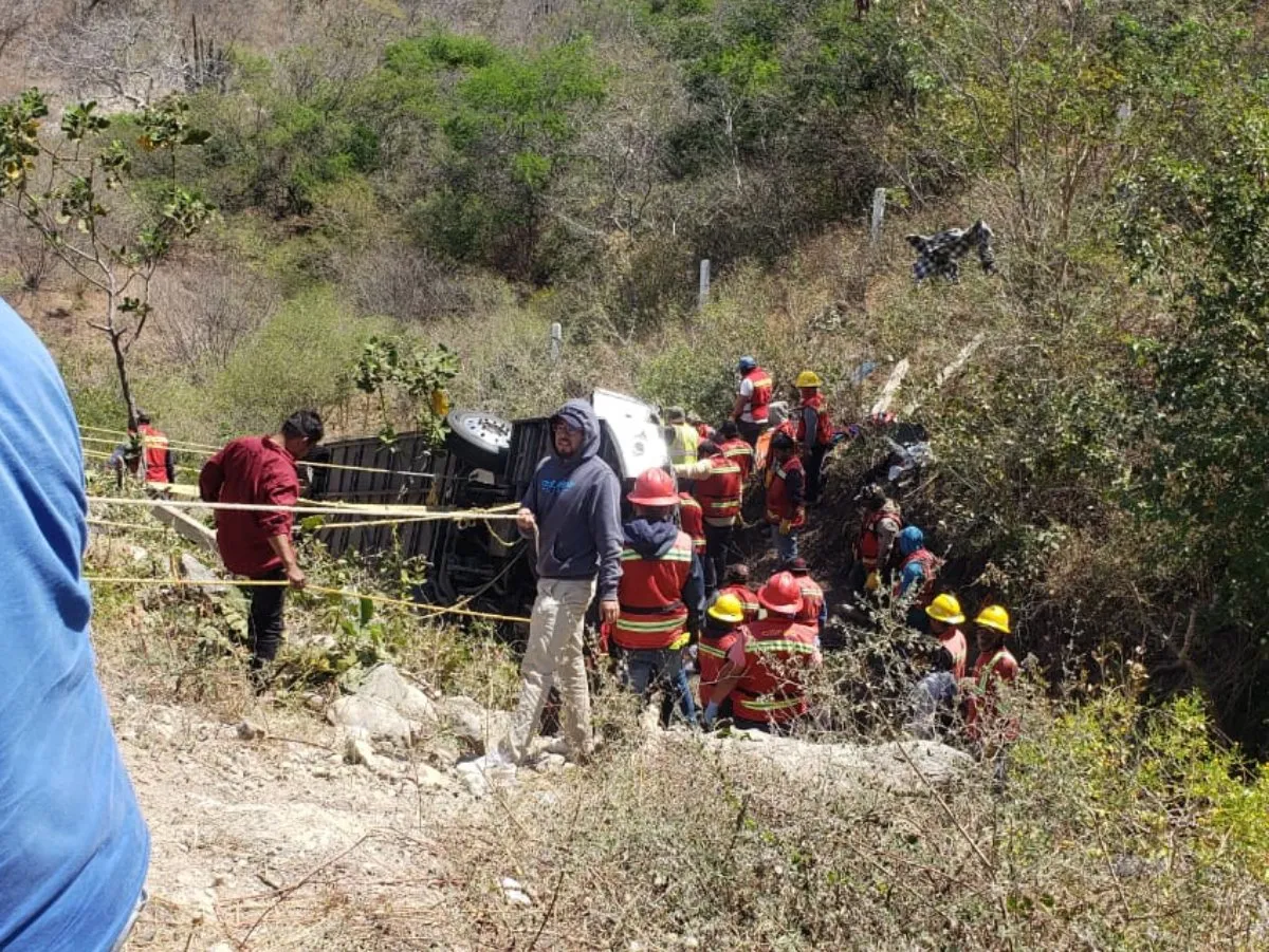 Suman 18 los muertos por accidente de autobús que trasladaba simpatizantes de Morena