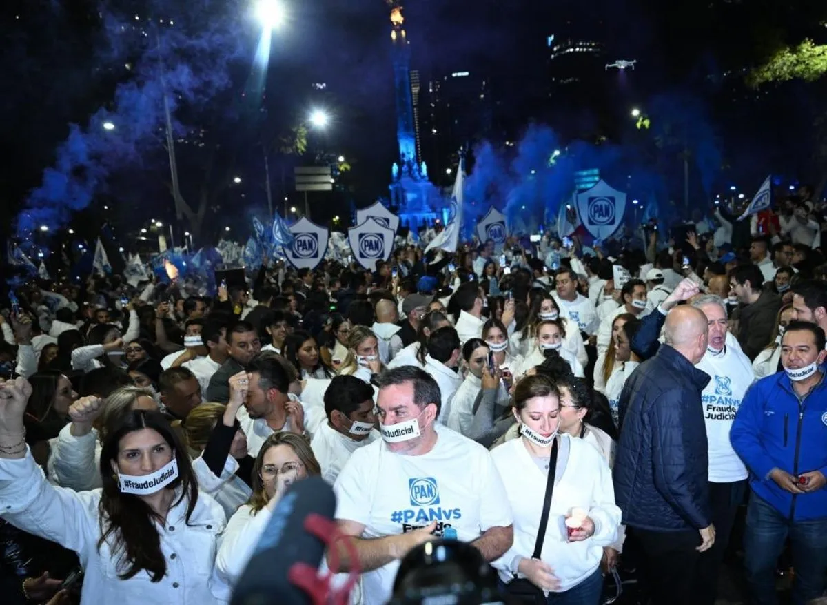 Panistas cierran Paseo de la Reforma para protestar contra la reforma judicial