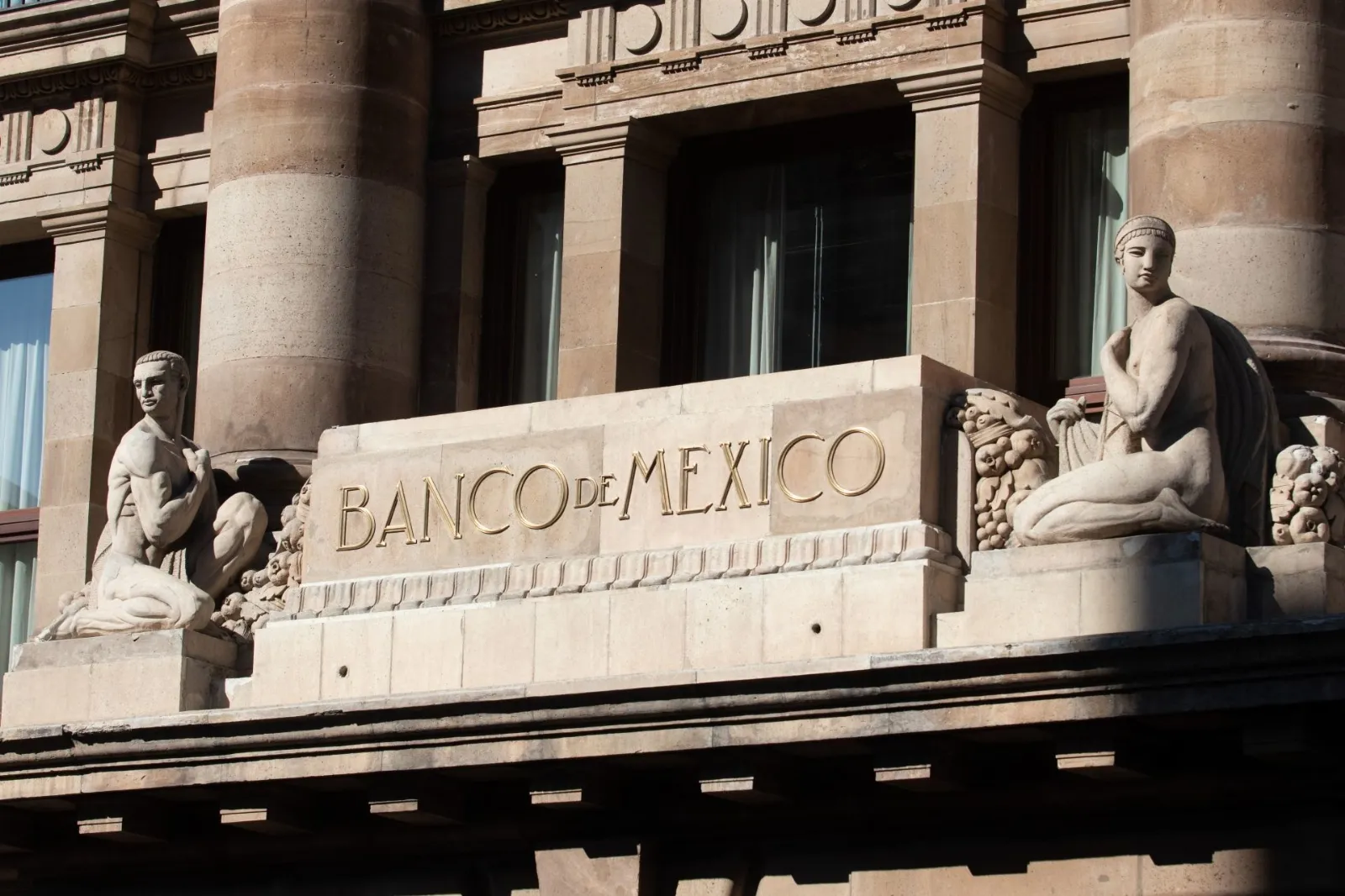 Reservas internacionales disminuyeron 369 millones de dólares en una semana: Banxico