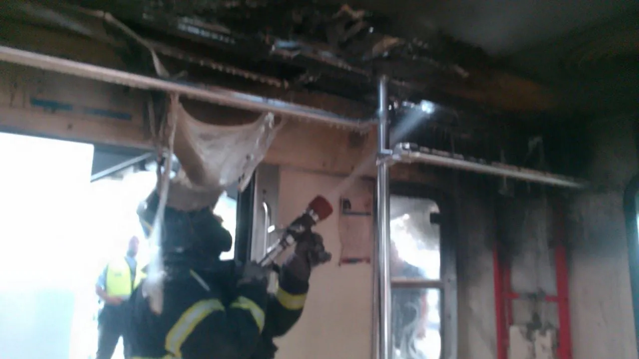 Incendio en un vagón interrumpe el servicio en cuatro estaciones del Tren Ligero (Video)