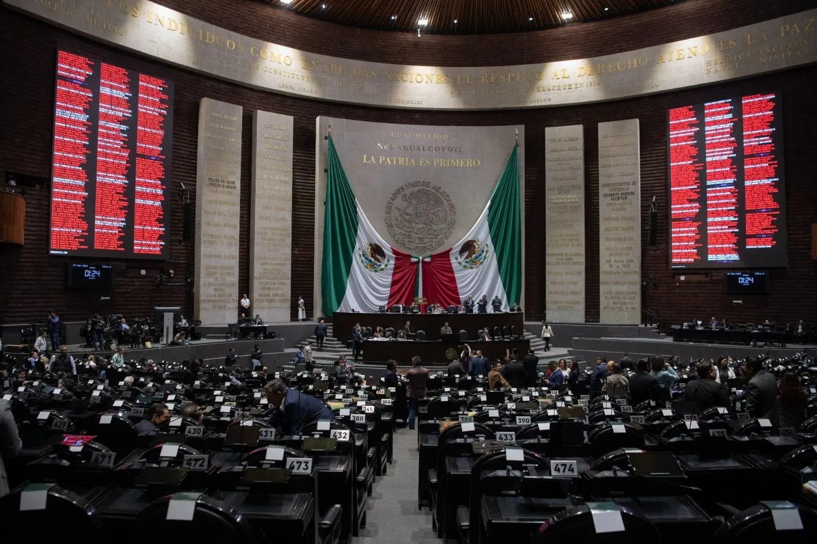 Diputados gastan más de 60 mdp en puente subutilizado, chamarras, boletos para Six Flags...