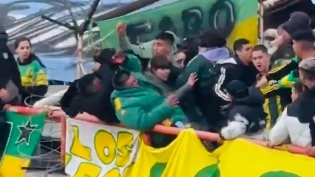 Aficionados del Aldosivi, equipo argentino, se acuchillan entre sí en las gradas (Videos)