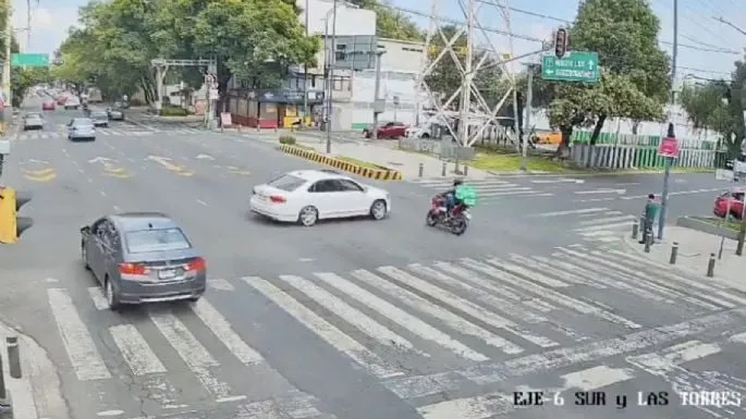 Conductor se pasa el semáforo y embiste a motociclista en Iztapalapa (Video)