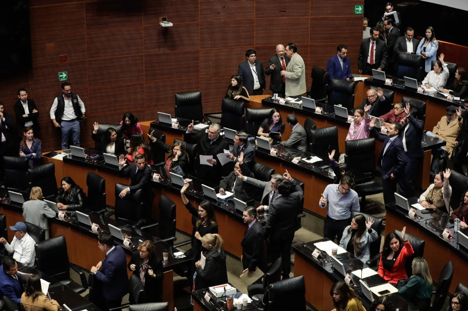 Prohibido trabajar todo el día de pie: aval unánime a la Ley Silla en el Senado