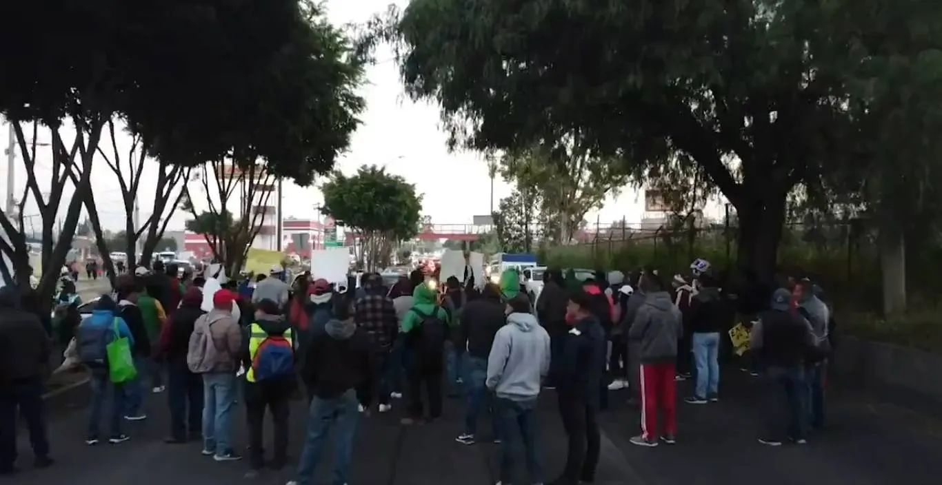 Sindicalizados bloquean por 10 horas las principales avenidas de Ecatepec y causan caos