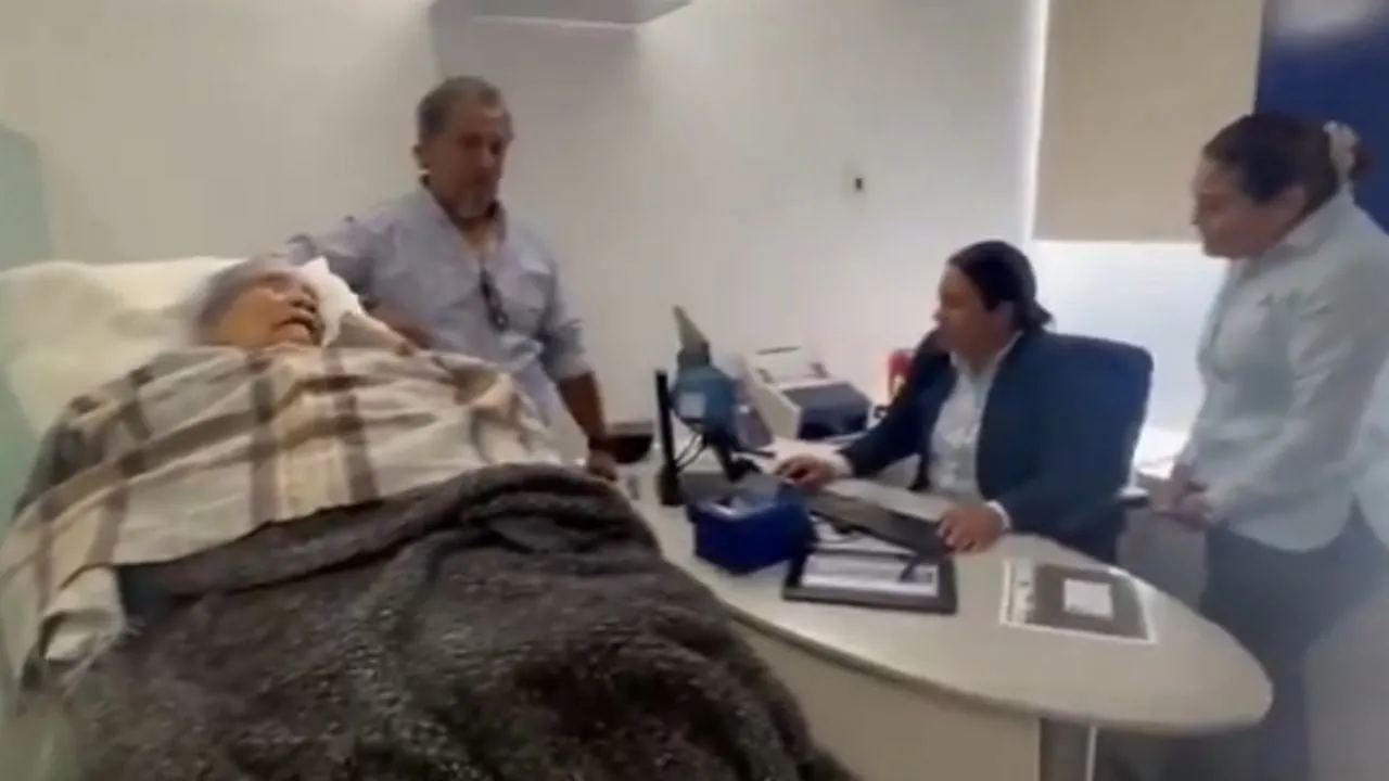 Mujer de 96 años es obligada a acudir en camilla a una sucursal de BBVA (Video)