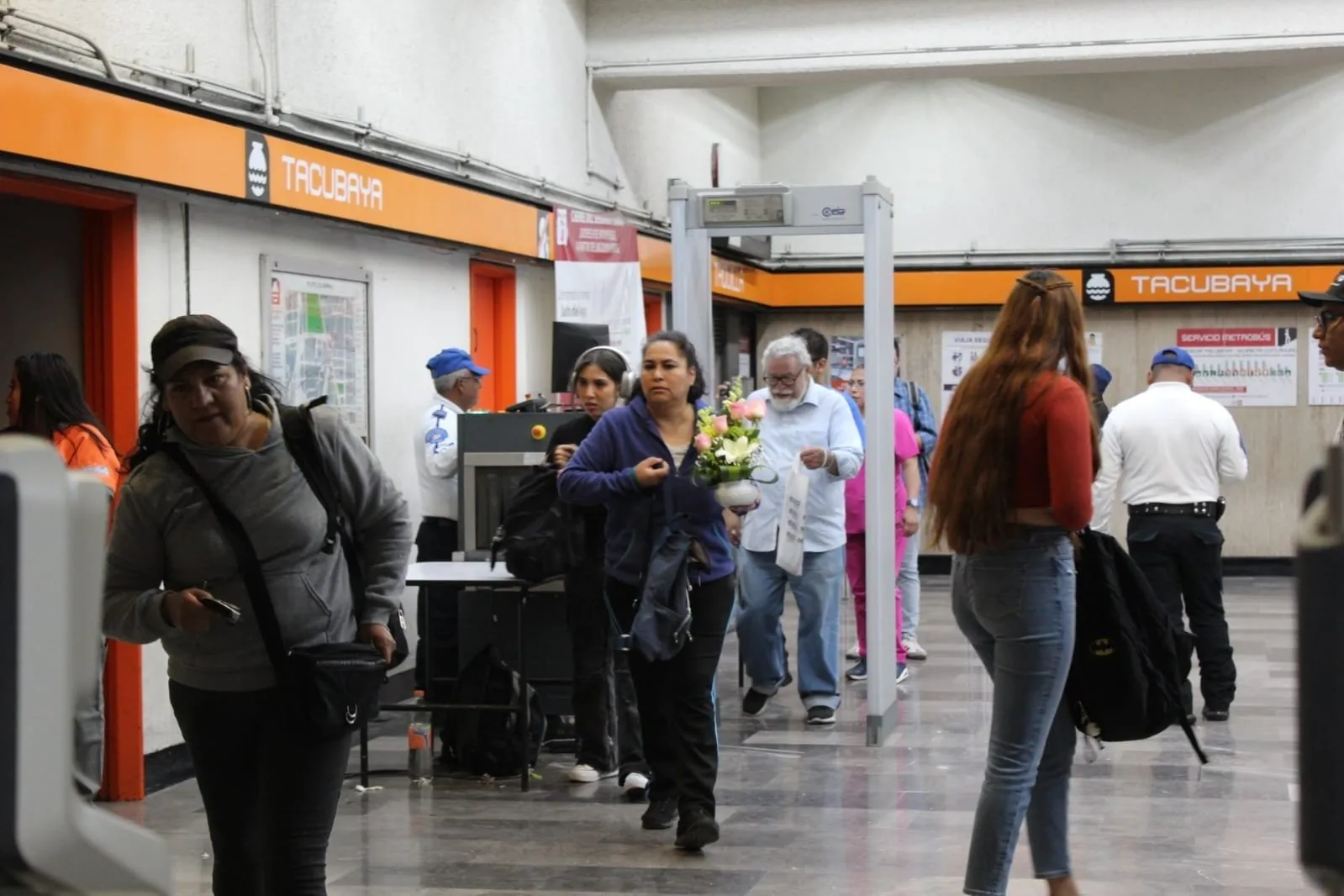 Casi 6 mil policías vigilan el Metro tras el ataque con cuchillo; seguirá igual, dicen pasajeros