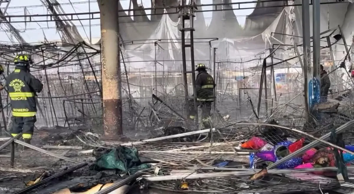 Incendio consume 200 puestos en bazar navideño de Teoloyucan, Estado de México