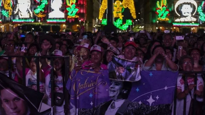 Asisten 70 mil personas a la proyección del concierto de Juan Gabriel en el Zócalo (Video)