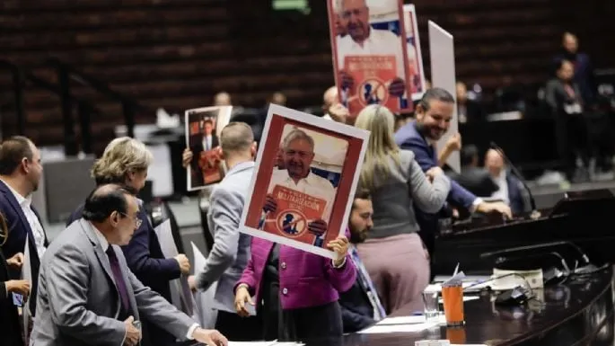 PAN y Morena chocan en San Lázaro por carteles de AMLO contra la militarización