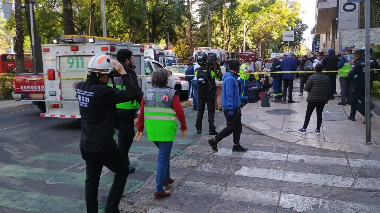 Se incendia edificio sobre Paseo de la Reforma; 40 personas son atendidas