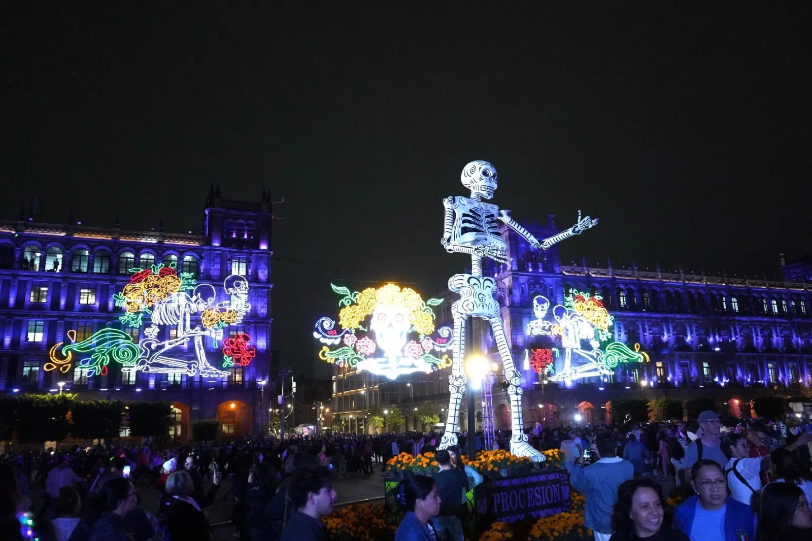 El Zócalo da la bienvenida a los muertos: encienden alumbrado conmemorativo